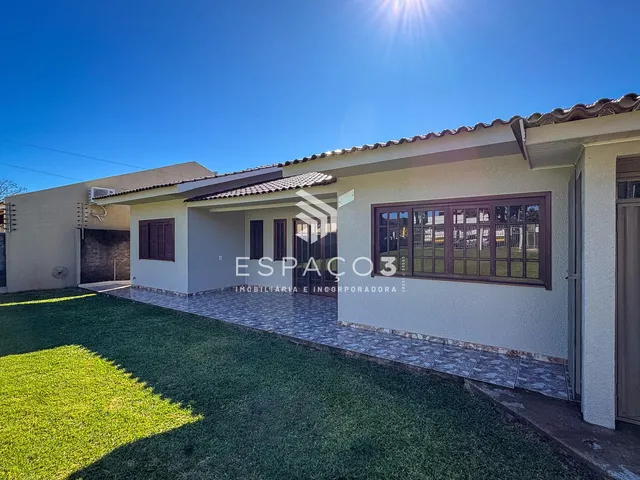 Imagem: A casa possui 3 Dormitórios, 3 Banheiros, 4 Vagas na
