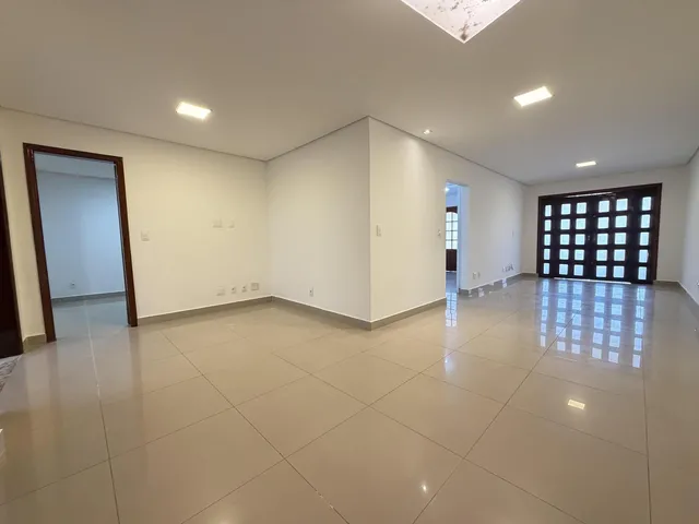 Imagem: A casa possui 4 Dormitórios, 1 Suíte, 3 Banheiros, 1 Vaga