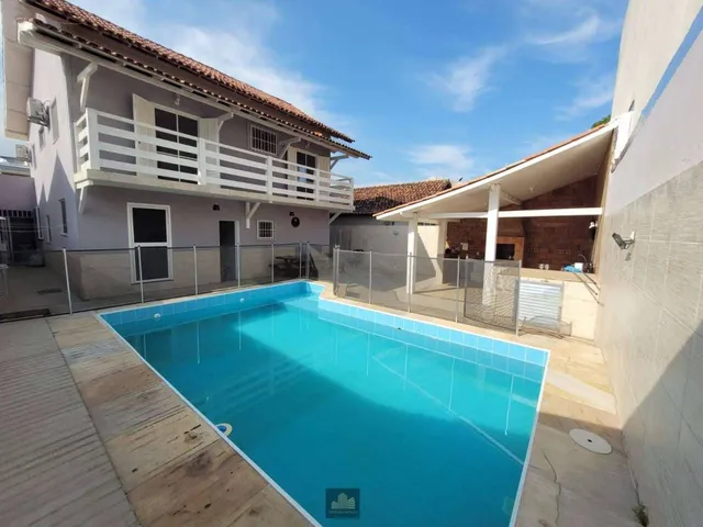 Imagem: A casa possui 5 Dormitórios, 1 Suíte, 3 Banheiros, 4