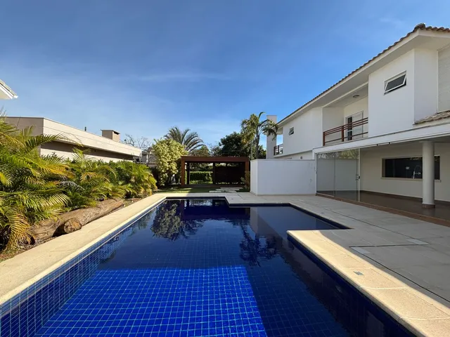 Imagem: A casa possui 4 Dormitórios, 4 Suítes, 6 Banheiros, 7