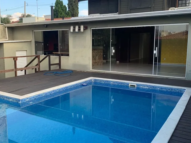 Imagem: A casa possui 3 Dormitórios, 1 Suíte, 3 Vagas na garagem,
