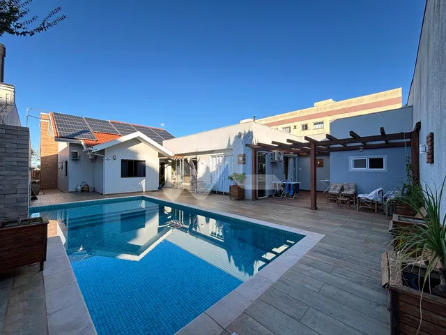 Imagem: Casa com piscina e ampla área de festas