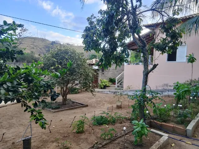Imagem: A casa possui 3 Dormitórios, 3 Suítes, 1 Banheiro, 4
