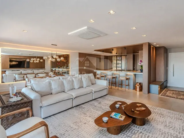 Imagem 2: Imperdível apartamento de alto padrão com 3 suítes e 4 vagas na Vila Assunção, Porto