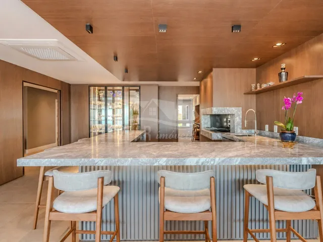 Imagem 12: Imperdível apartamento de alto padrão com 3 suítes e 4 vagas na Vila Assunção, Porto