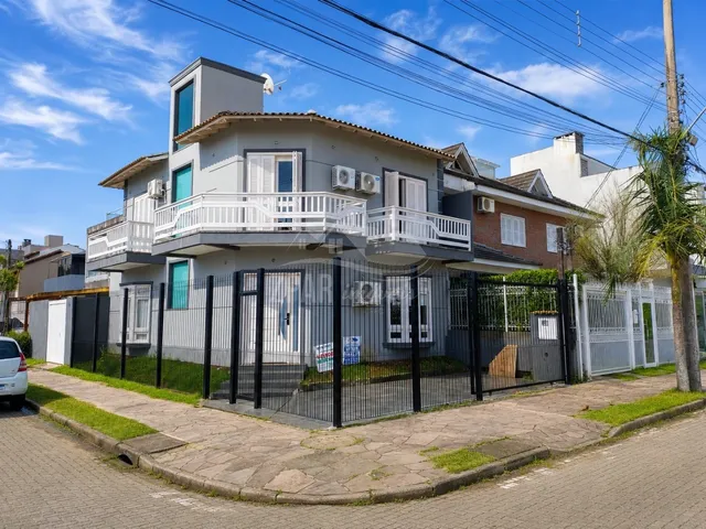 Imagem 1: Casa À Venda em Porto Alegre-Rs, Bairro Hípica: 3 Quartos, 1 Suíte, 2 Salas, 2 Banheiros, 140M². Imperdível!