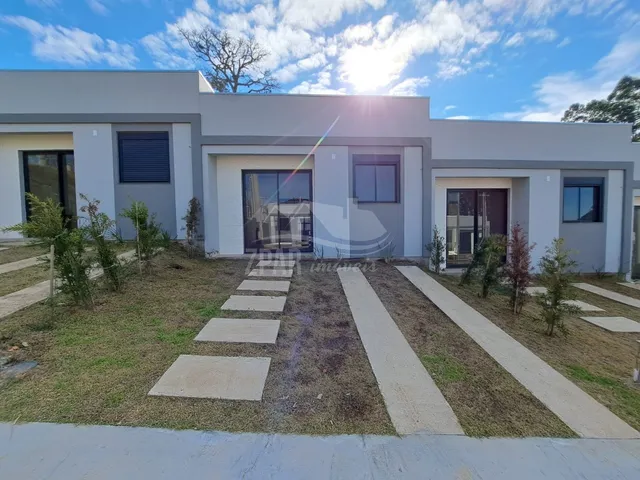 Imagem: A casa possui 2 Dormitórios, 2 Vagas na garagem, 84m² de