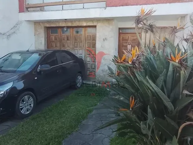 Imagem: A casa possui 4 Dormitórios, 1 Suíte, 2 Banheiros, 1 Vaga