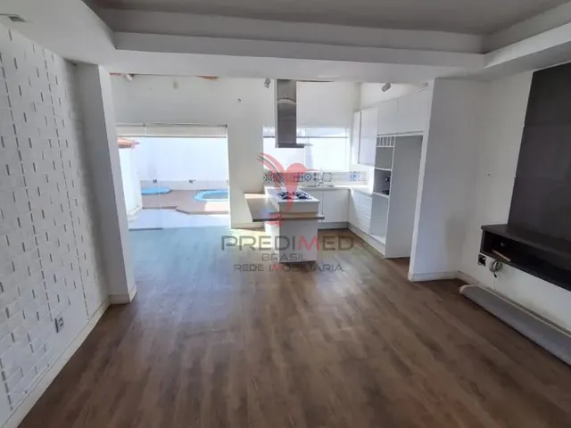 Imagem: A casa possui 2 Dormitórios, 1 Suíte, 1 Banheiro, 2 Vagas