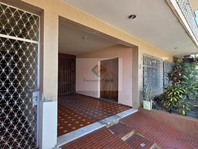 Imagem 12: Imperdível Residência de Luxo à Venda em Icaraí, Niterói-RJ: 3 Quartos, 1 Suíte, 2