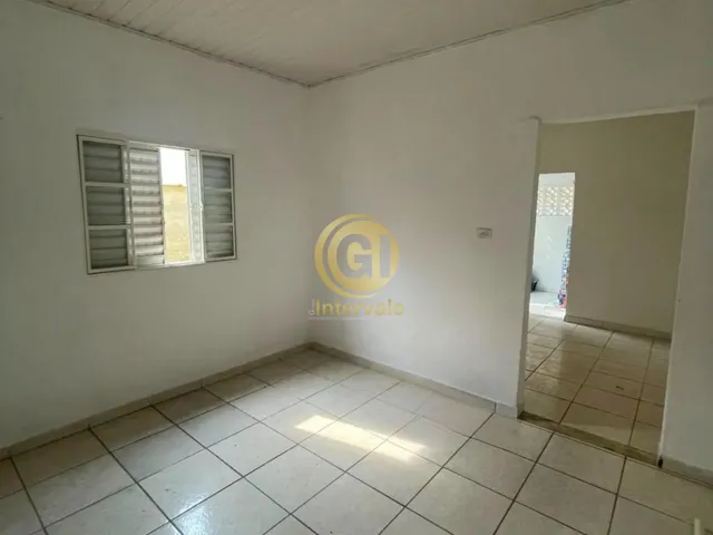 Imagem 4: Casa no Centro de Jacareí com 3 Quartos e Garagem Ampla
