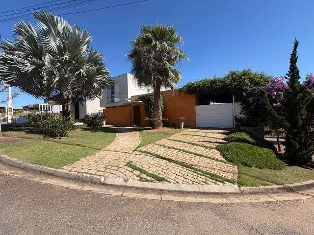 Imagem: A casa em condomínio possui 4 Dormitórios, 4 Suítes, 8