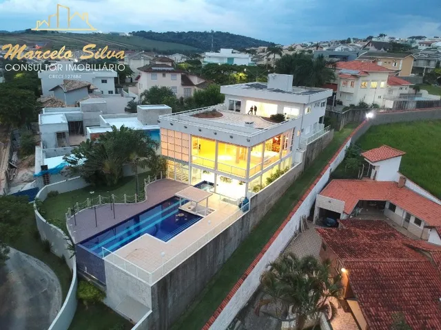 Imagem: A casa em condomínio possui 5 Dormitórios, 5 Suítes, 6