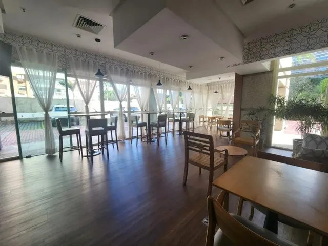 Imagem 2: Flat comercial de luxo na Barra da Tijuca com vista mar! 2 suítes, mobiliado, ótima
