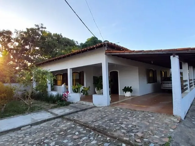 Imagem: A casa possui 5 Dormitórios, 1 Suíte, 4 Banheiros,