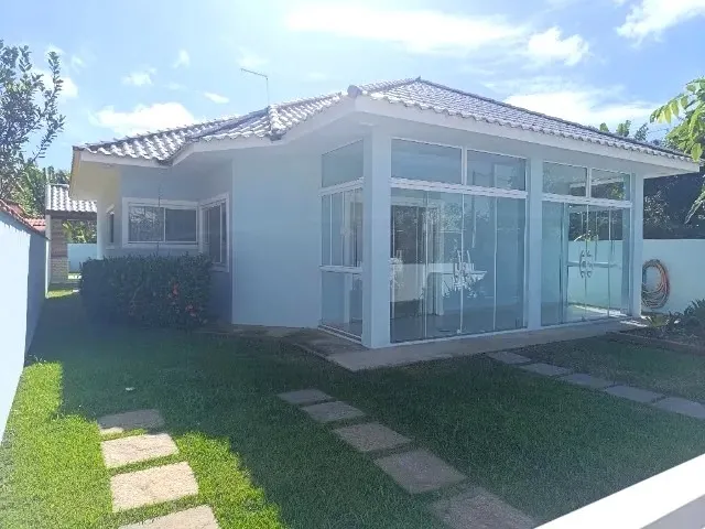 Imagem: A casa possui 3 Dormitórios, 1 Suíte, 2 Banheiros, 4