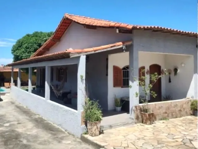 Imagem: A casa possui 3 Dormitórios, 1 Suíte, 2 Banheiros, 8