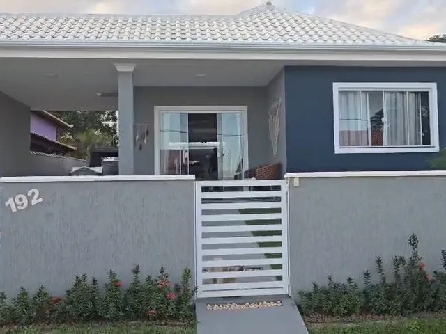 Imagem: A casa possui 3 Dormitórios, 1 Suíte, 1 Banheiro, 2 Vagas