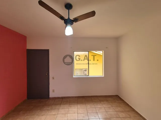 Imagem: O apartamento possui 2 Dormitórios, 1 Banheiro, 1 Vaga na