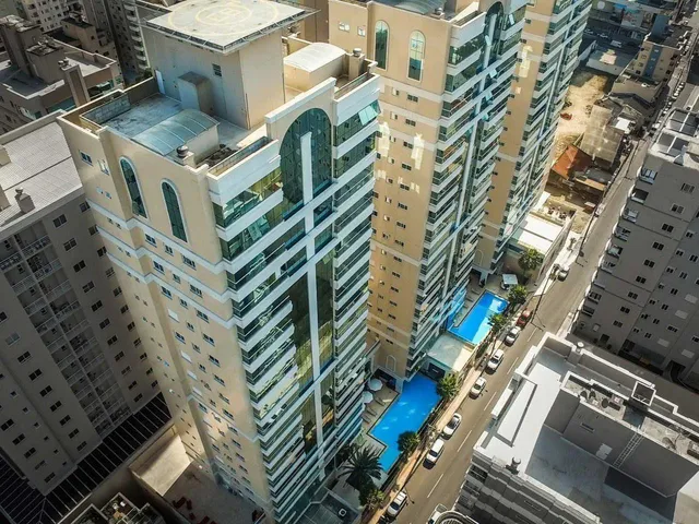 Imagem 2: Apartamento À Venda com 135M² por R$ 2.650.000,00