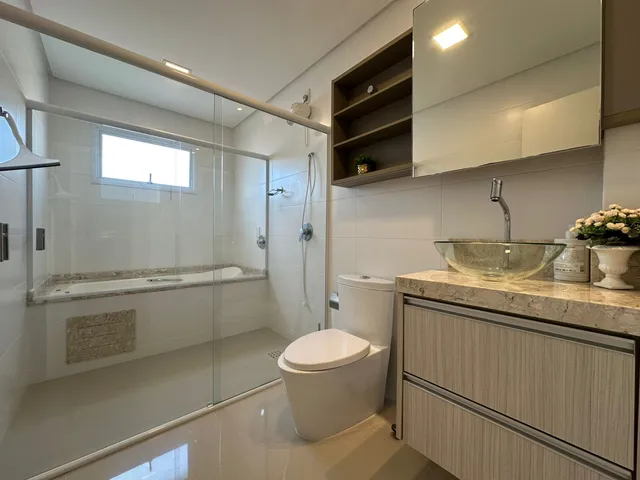 Imagem 3: Apartamento à venda com 3 Suítes 134m² Privativas 4 Vagas de Garagem em Meia Praia de