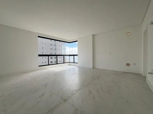 Imagem 2: Apartamento À Venda em com 3 Suítes 129.31 M2 Privativos + 3 Vagas de Garagem Itapema, Meia Praia Sc