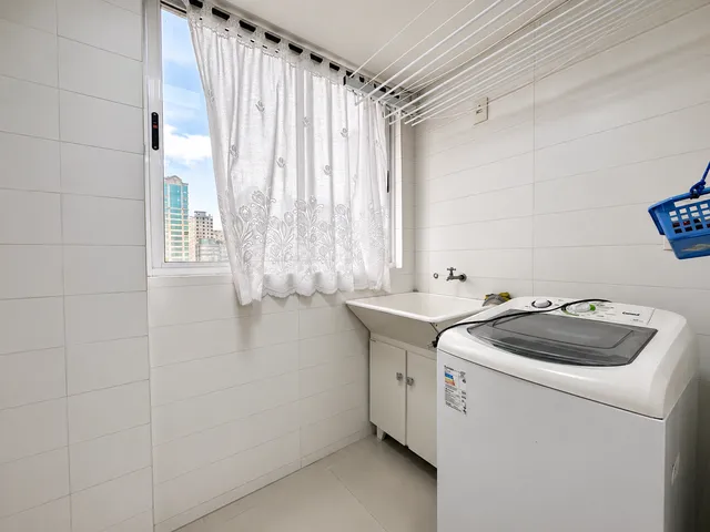 Imagem 5: Apartamento À Venda com 3 Suítes 212M² Privativos por R$ 3.550.000,00 em Meia Praia de Itapema Sc