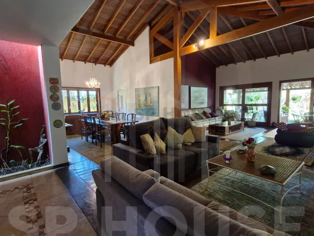 Imagem: A casa possui 3 Dormitórios, 3 Suítes, 4 Banheiros, 3