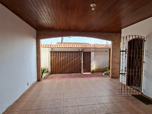 Imagem: Casa térrea com 142 m², quintal e garagem