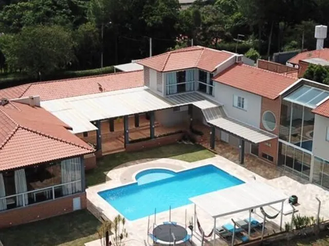 Imagem: A fazenda possui 6 Dormitórios, 6 Suítes, 8 Banheiros, 60