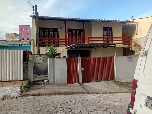 Imagem 1: Casa de 2 pavimentos com edículas