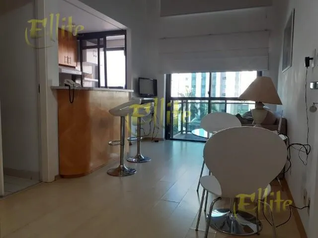 Imagem: O studio possui 1 Dormitório, 1 Suíte, 2 Banheiros, 1