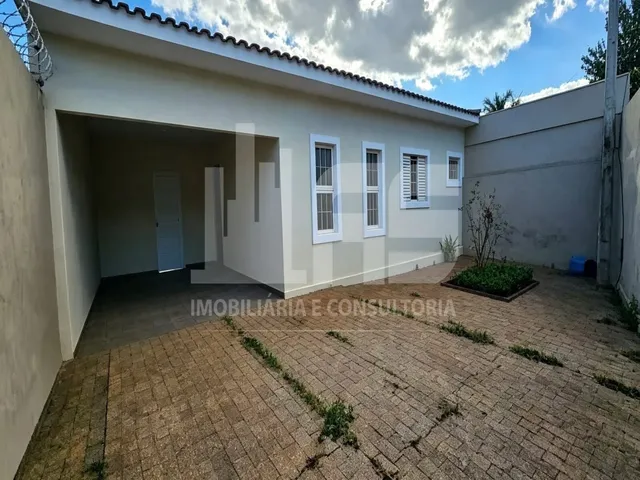 Imagem: A casa possui 3 Dormitórios, 1 Suíte, 1 Banheiro, 3 Vagas