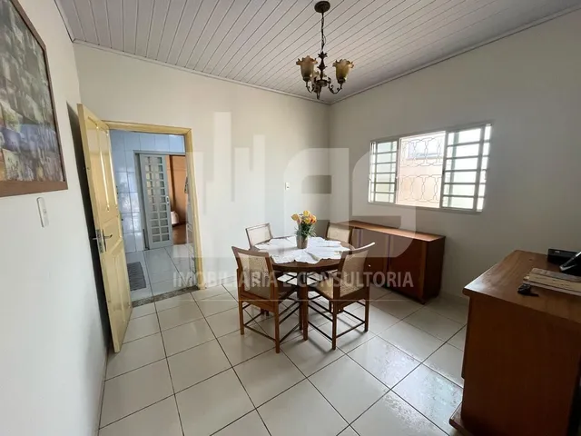 Imagem: A casa possui 2 Dormitórios, 2 Banheiros, 2 Vagas na