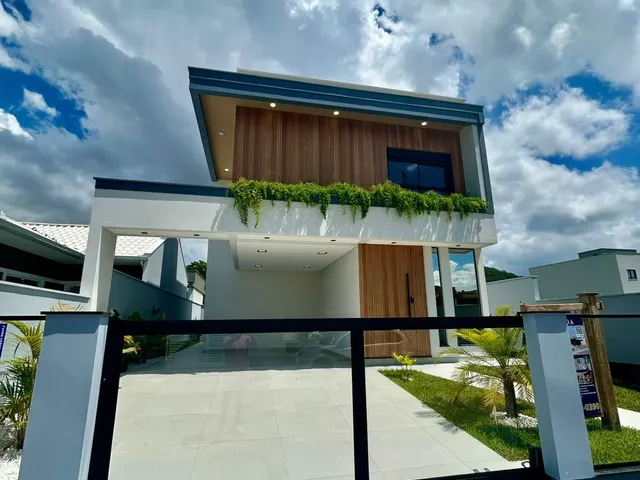 Imagem: Fascinante Casa com 03 Suítes - São José/SC