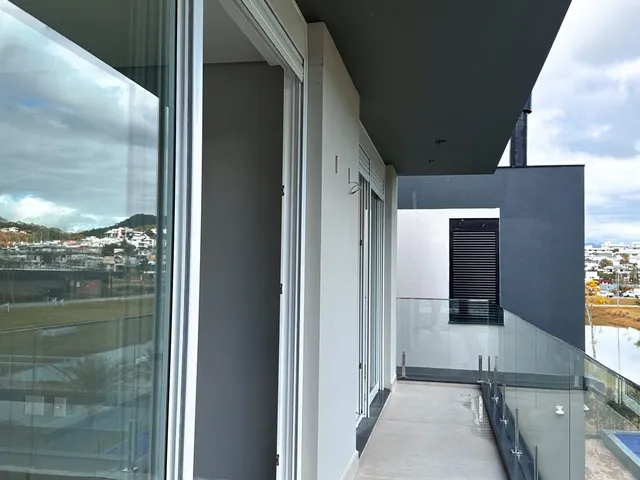 Imagem 16: Casa Alto Padrão com 3 Suítes (Fundos Lago) no Condomínio Reserva da Pedra em Palhoça/Sc!