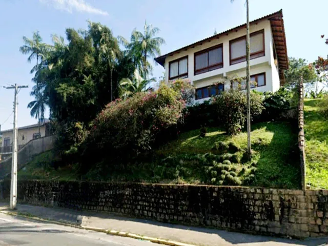 Imagem: Residência no Bairro Saguaçu, com Três