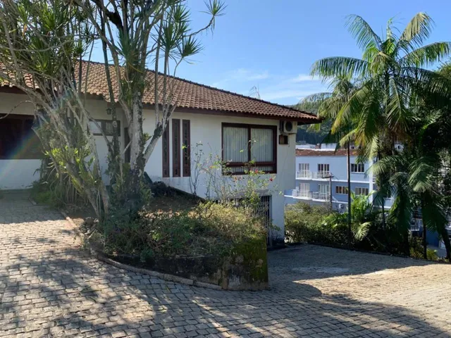 Imagem 4: Residência no Bairro Saguaçu, com Três Dormitórios, Três Vagas de Garagem e Amplo Espaço Externo