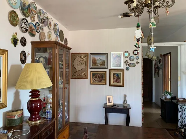 Imagem 11: Residência no Bairro Saguaçu, com Três Dormitórios, Três Vagas de Garagem e Amplo Espaço Externo