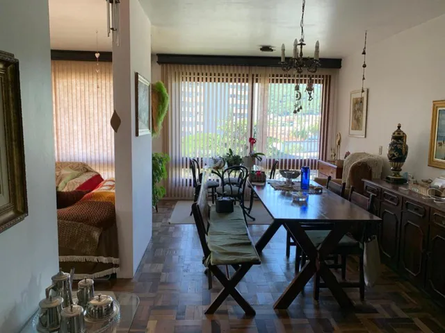 Imagem 9: Residência no Bairro Saguaçu, com Três Dormitórios, Três Vagas de Garagem e Amplo Espaço Externo