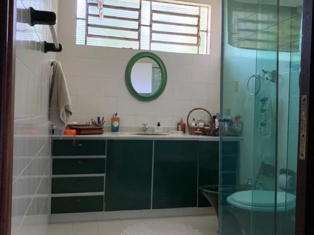 Imagem 8: Residência no Bairro Saguaçu, com Três Dormitórios, Três Vagas de Garagem e Amplo Espaço Externo