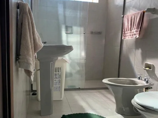 Imagem 5: Residência no Bairro Saguaçu, com Três Dormitórios, Três Vagas de Garagem e Amplo Espaço Externo