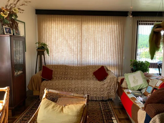 Imagem 6: Residência no Bairro Saguaçu, com Três Dormitórios, Três Vagas de Garagem e Amplo Espaço Externo