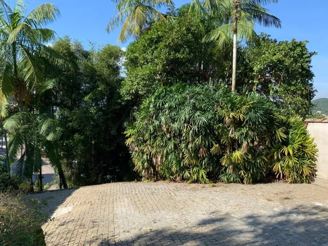 Imagem 12: Residência no Bairro Saguaçu, com Três Dormitórios, Três Vagas de Garagem e Amplo Espaço Externo