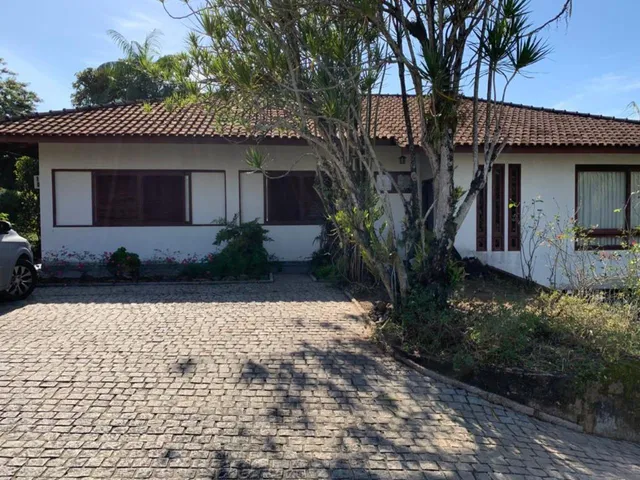 Imagem 3: Residência no Bairro Saguaçu, com Três Dormitórios, Três Vagas de Garagem e Amplo Espaço Externo