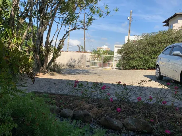 Imagem 14: Residência no Bairro Saguaçu, com Três Dormitórios, Três Vagas de Garagem e Amplo Espaço Externo