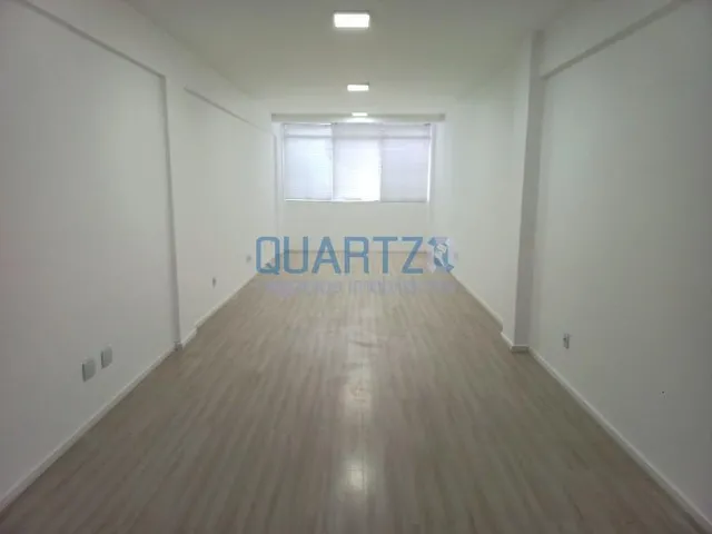 Imagem 1: Espaçoso Escritório 47M² em Floresta, Porto Alegre, com Elevador e Localização Estratégica