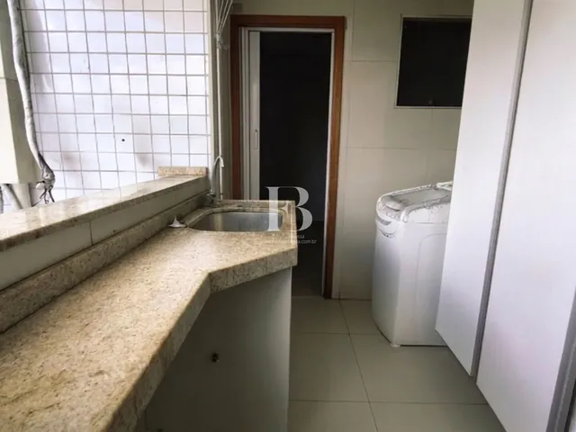 Imagem 4: Seu Novo Lar em Casa Amarela: 3 Quartos com Varanda a Passos do Sítio da Trindade