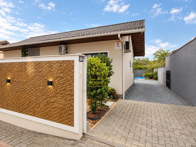 Imagem: Casa com edícula e piscina no bairro Pomeranos
