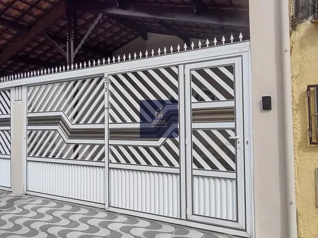 Imagem: A casa possui 6 Dormitórios, 1 Suíte, 2 Banheiros, 2